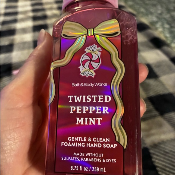 Bath & Body Works Twisted Pepper Mint Foaming Hand Soap - Red and Pink (4) - Picture 3 of 5